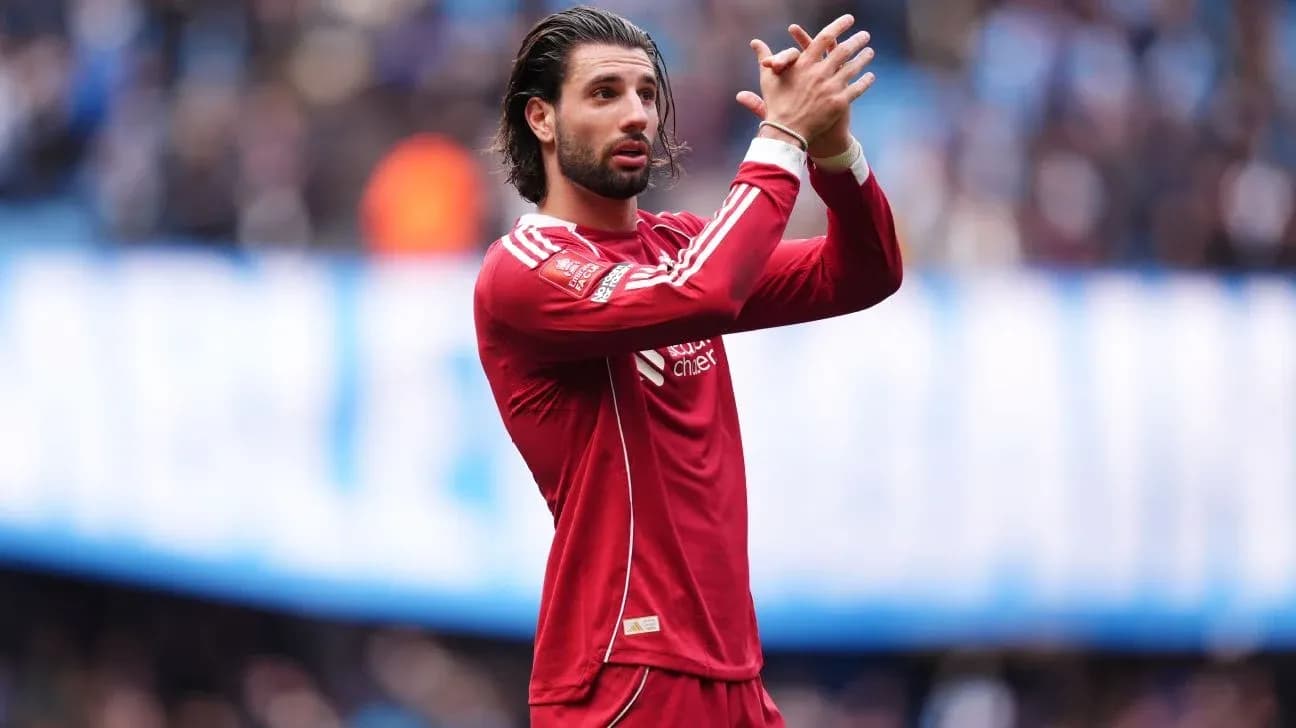 Jugador aplaudiendo en el campo de fútbol