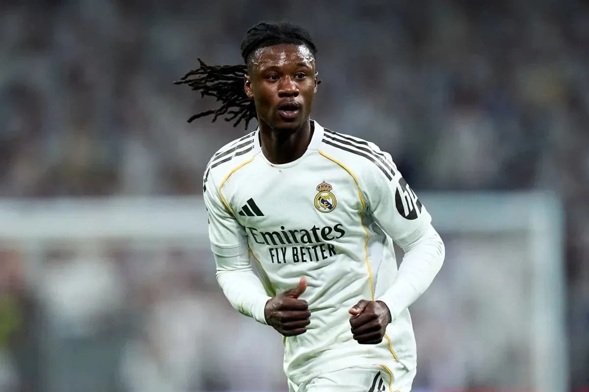Jugador de Real Madrid corriendo en el campo
