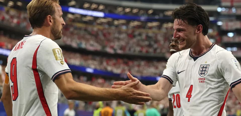 Harry Kane y Declan Rice se saludan tras el gol