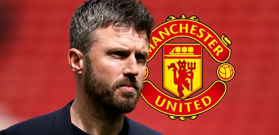 Entrenador de Manchester United con logo de fondo
