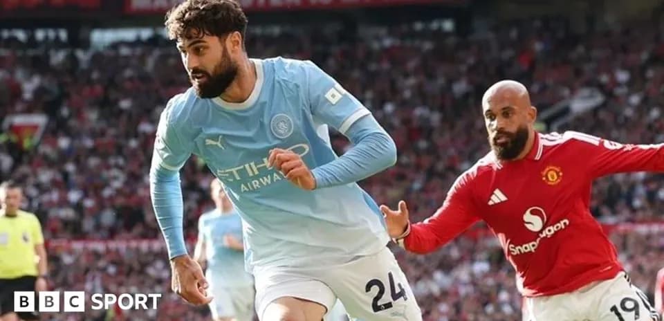 Jugador de Manchester City corriendo con balón durante partido