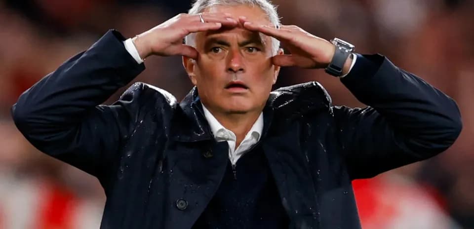 Entrenador observando el partido con las manos en la cabeza