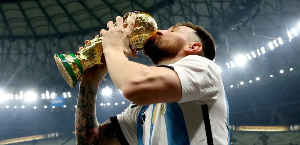 Jugador besando el trofeo de la Copa del Mundo