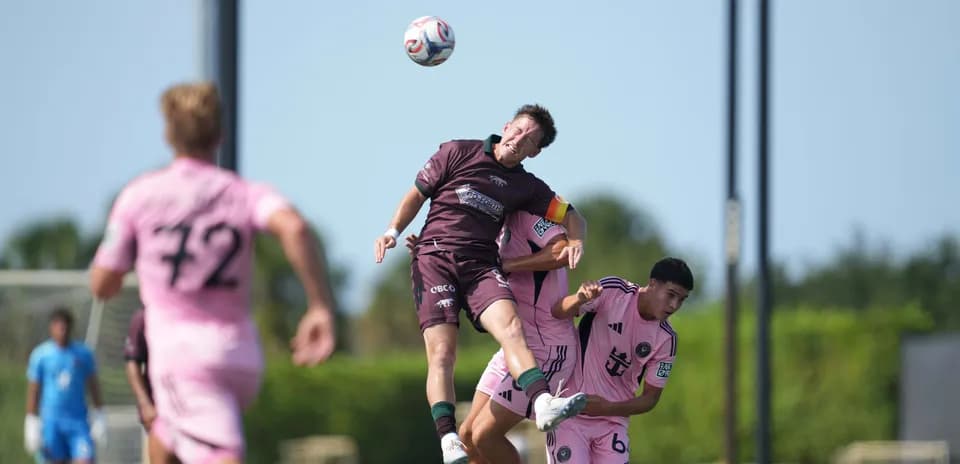 Jugadores compitiendo por el balón en el partido