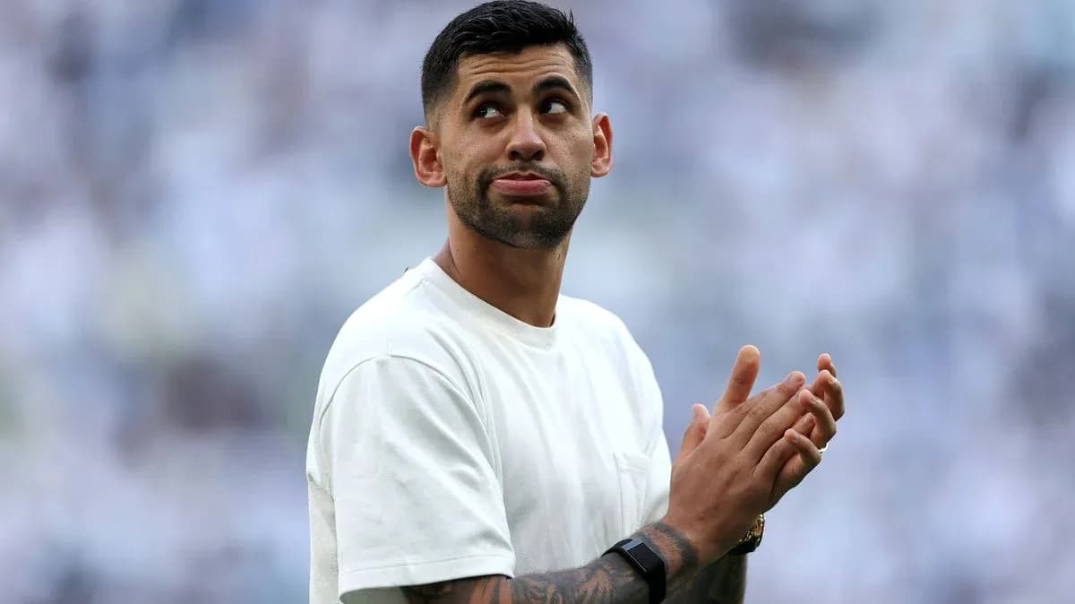 Jugador aplaudiendo en el campo antes del partido