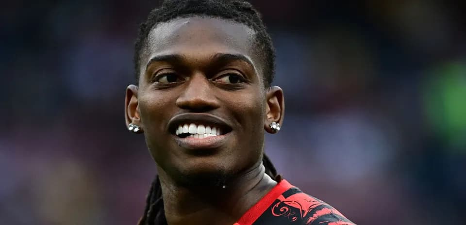 Jugador sonriendo en uniforme de fútbol rojo