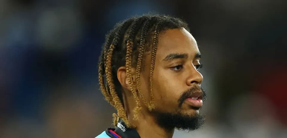 Jugador con trenzas, mirando hacia un lado