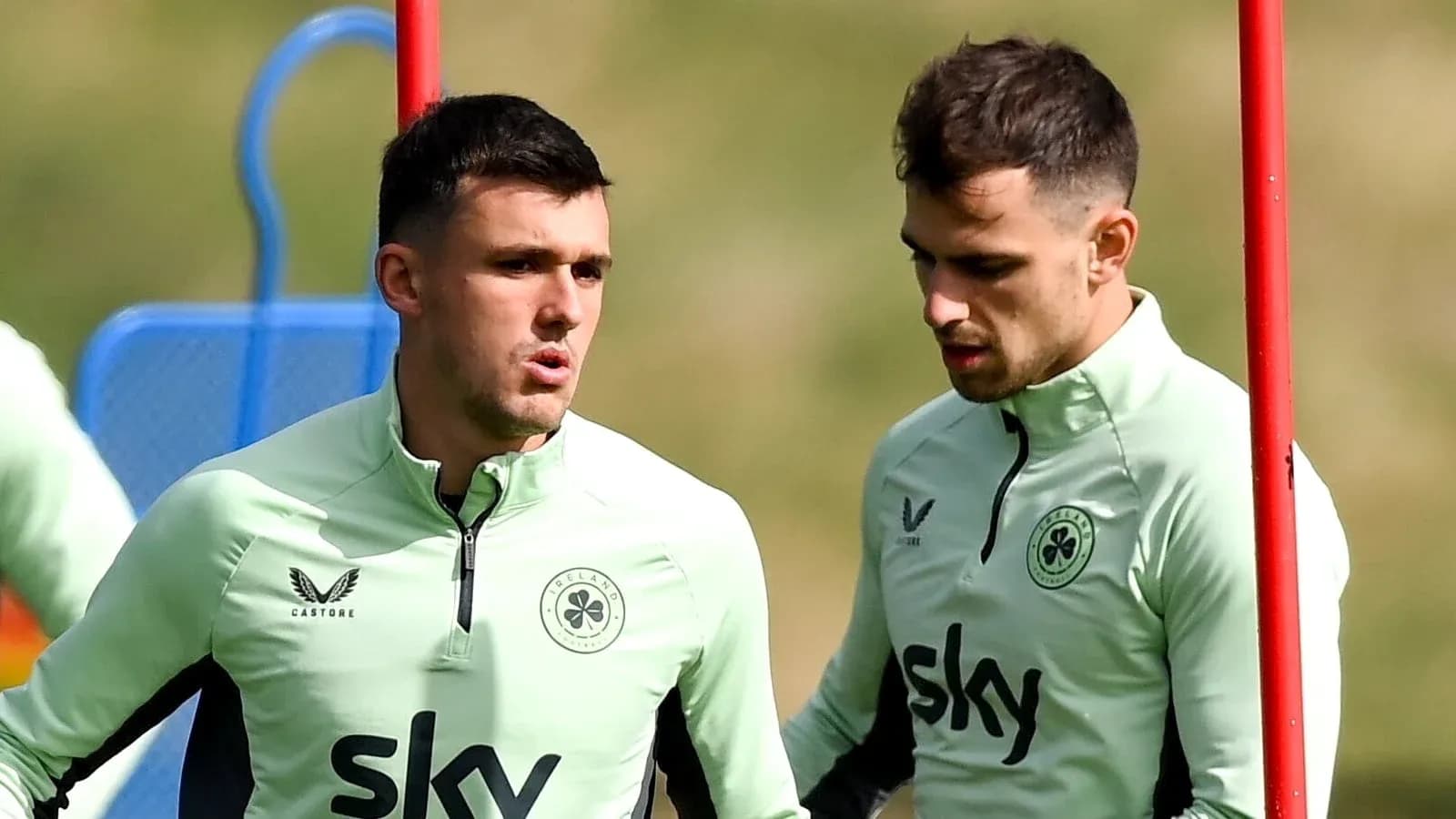 Dos jugadores entrenando en sesión de equipo
