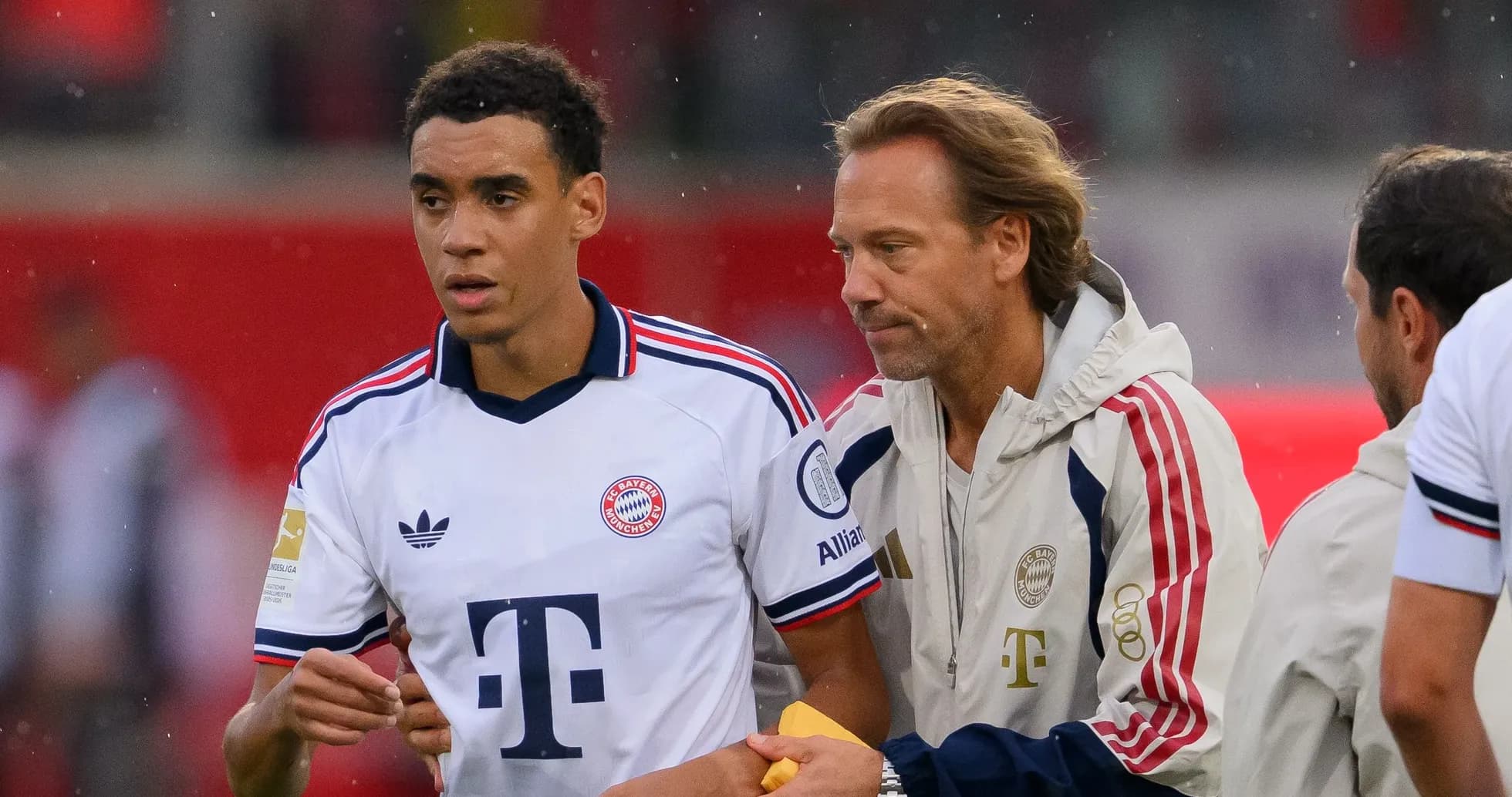 Jugador de Bayern Munich siendo atendido por el entrenador
