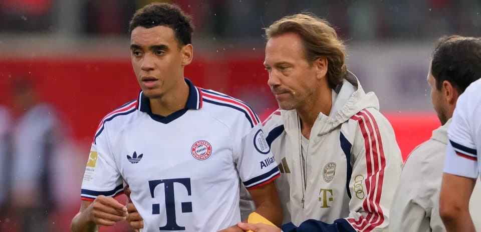 Jugador de Bayern Munich siendo atendido por el entrenador