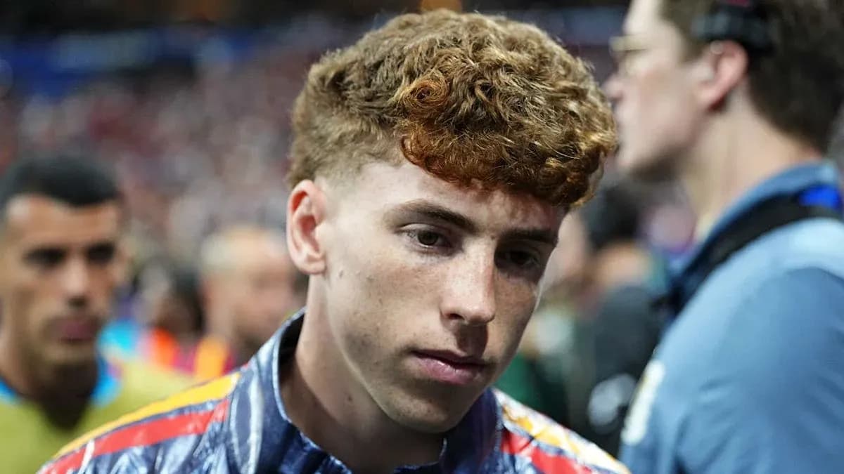 Jugador con cabello rizado caminando por el vestuario
