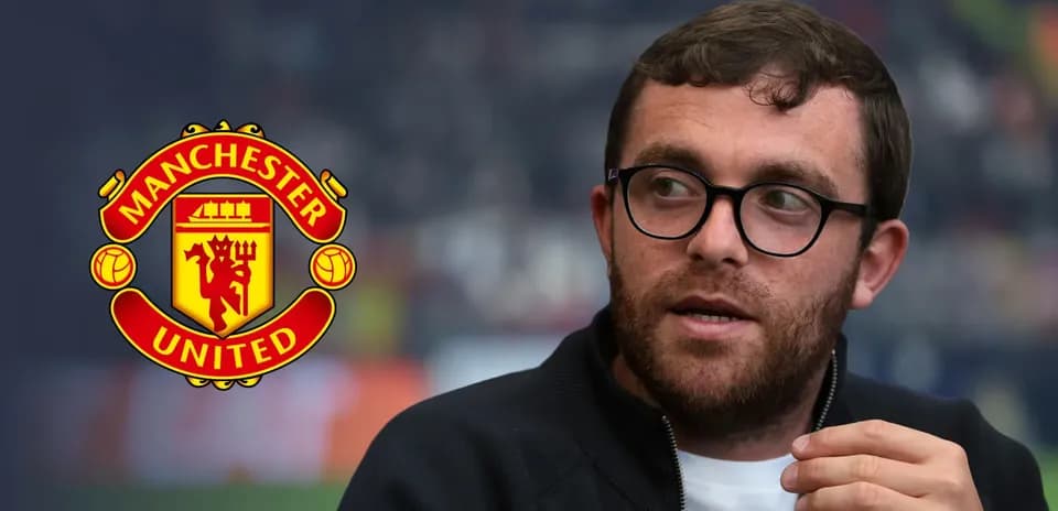Persona hablando con el logo de Manchester United