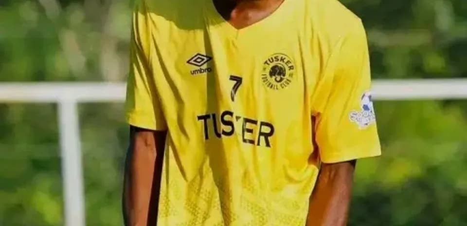 Jugador celebrando con camiseta amarilla de Tusker
