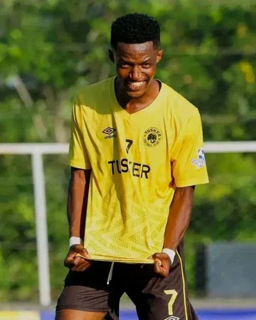 Jugador celebrando con camiseta amarilla de Tusker