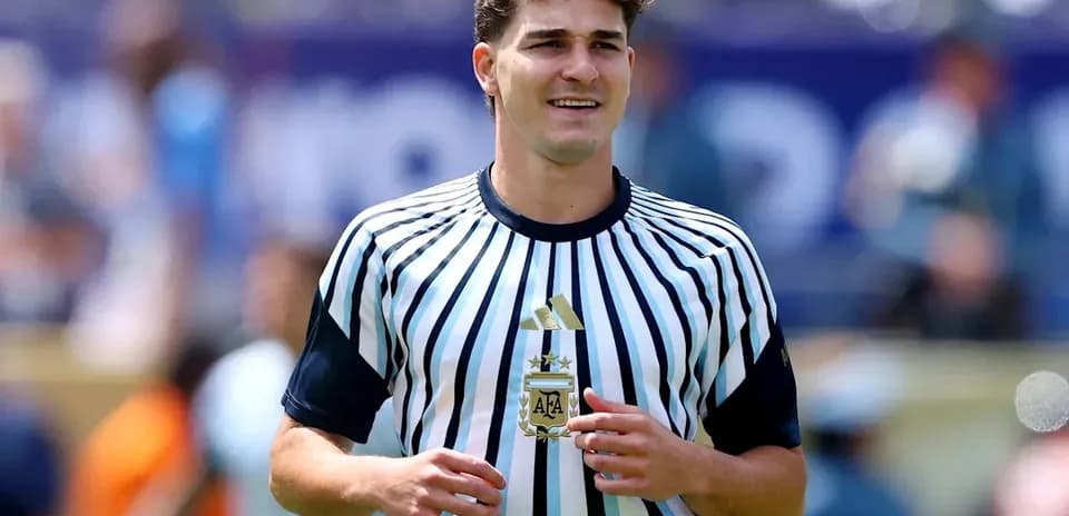 Jugador con camiseta de árbitro de Argentina en el campo
