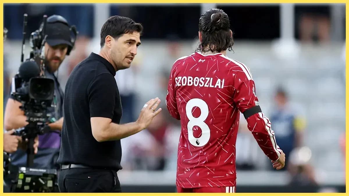 Entrenador hablando con jugador Szoboszlai durante partido