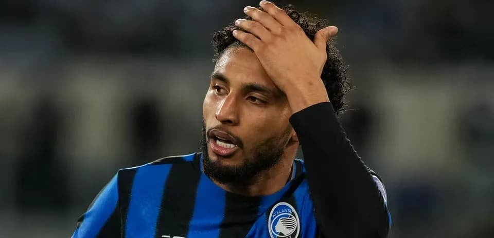 Jugador de Atalanta tocándose la cabeza durante partido