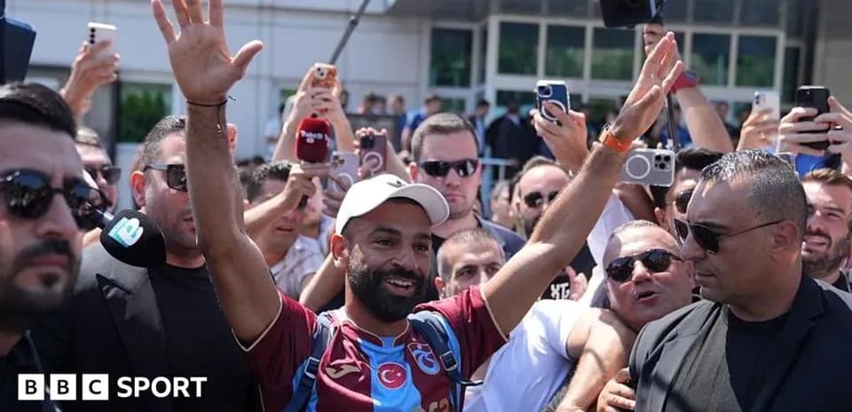 Jugador saludando a la multitud durante su llegada