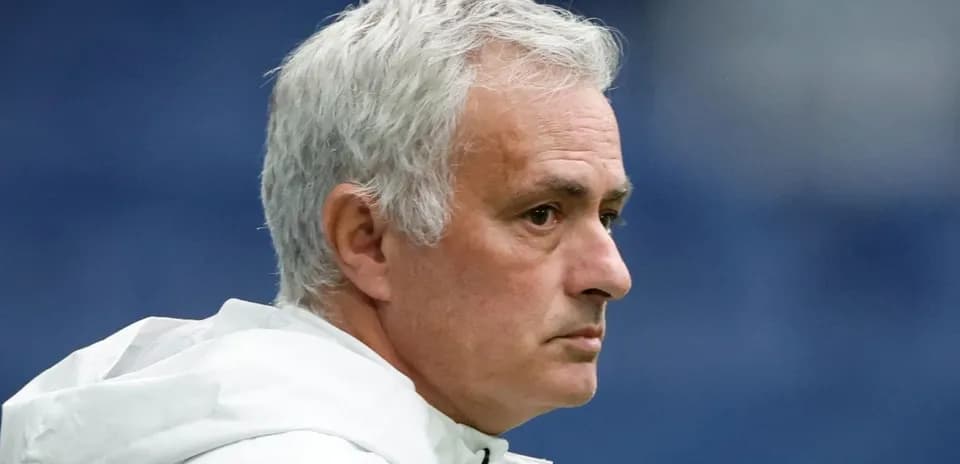 Entrenador observando el partido desde la línea