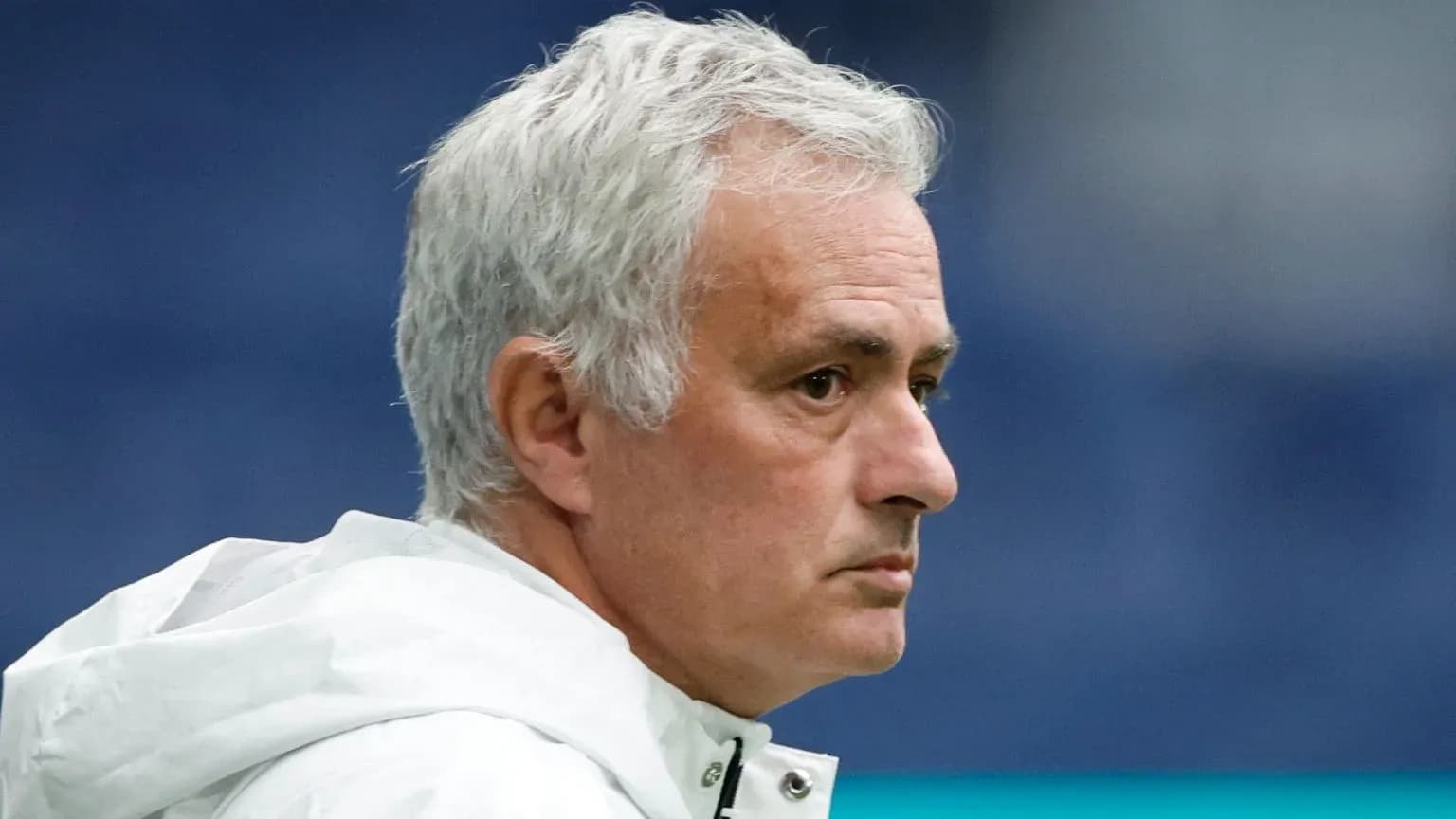 Entrenador observando el partido desde la línea