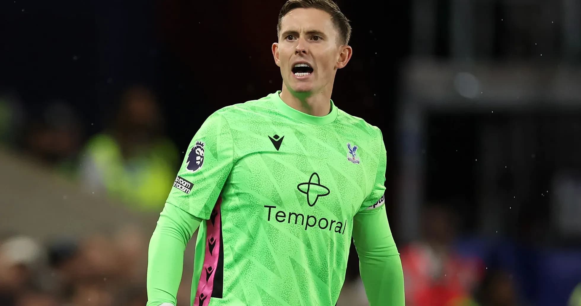 Portero de Crystal Palace gritando durante el partido