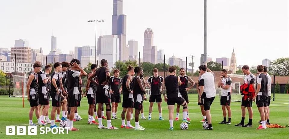 Jugadores en entrenamiento con ciudad de fondo