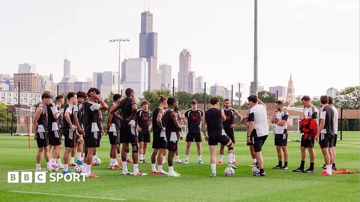 Jugadores en entrenamiento con ciudad de fondo