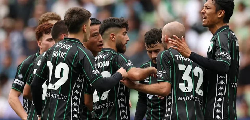Jugadores de equipo celebrando en el campo de juego