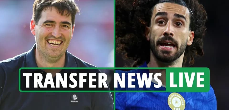 Entrenador sonriente y jugador durante noticias de transferencias