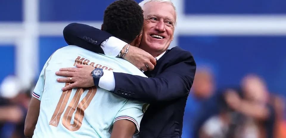 Jugador abrazando al entrenador tras el partido