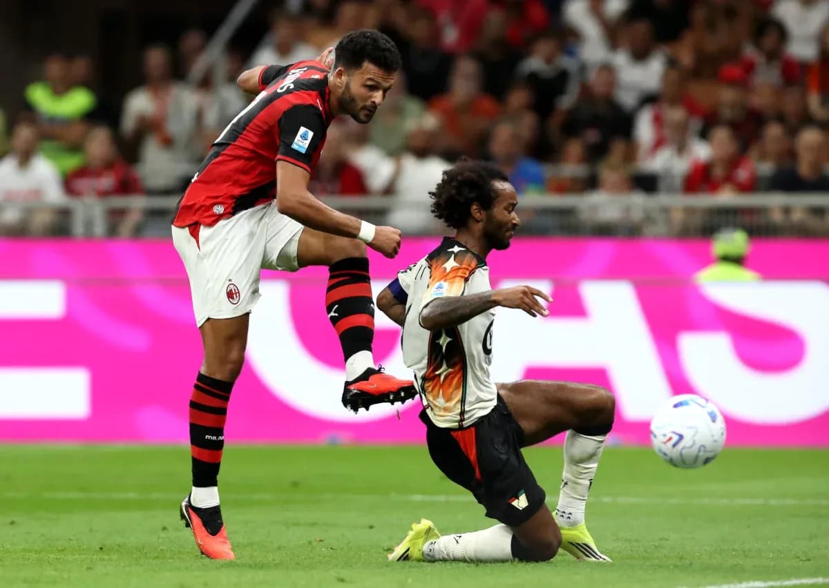 Jugador de AC Milan en acción contra Venezia