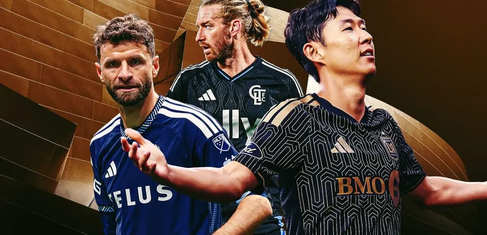 Tres jugadores de fútbol en acción con camisetas de clubes