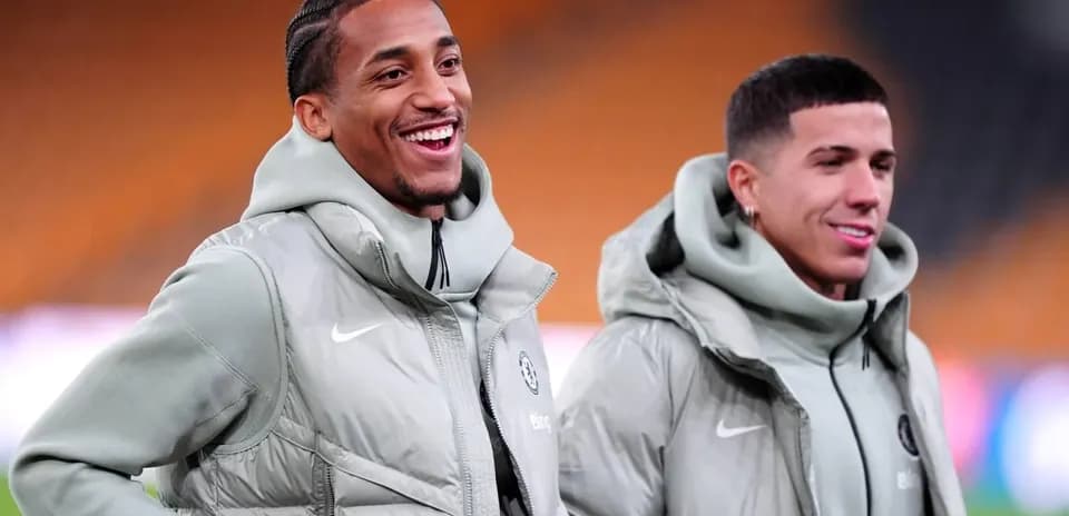 Dos jugadores sonriendo en el campo de entrenamiento