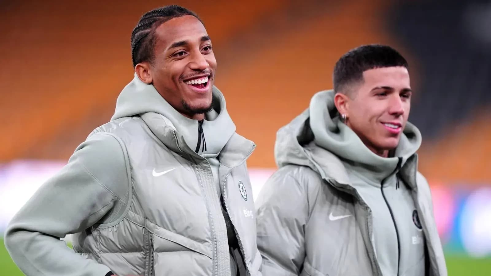 Dos jugadores sonriendo en el campo de entrenamiento