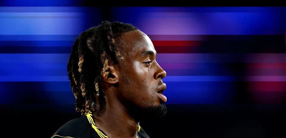 Atleta en perfil con fondo desenfocado de colores