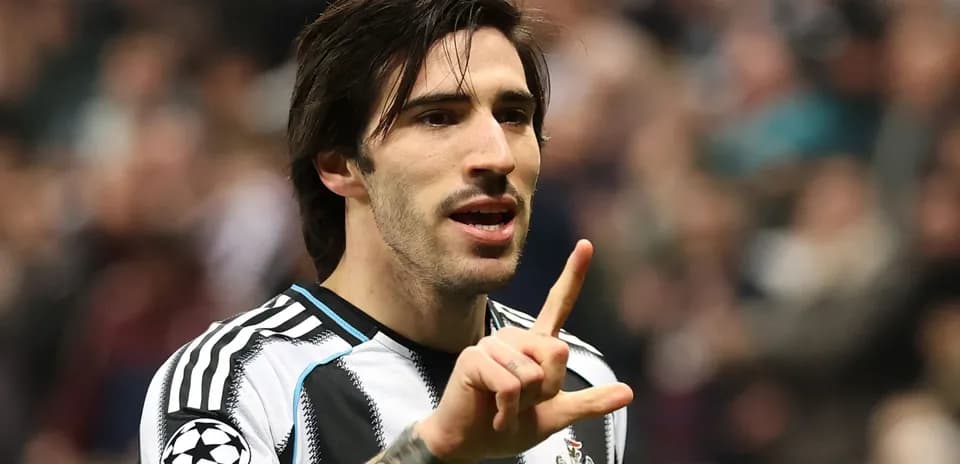 Jugador de Newcastle celebrando con un gesto de mano