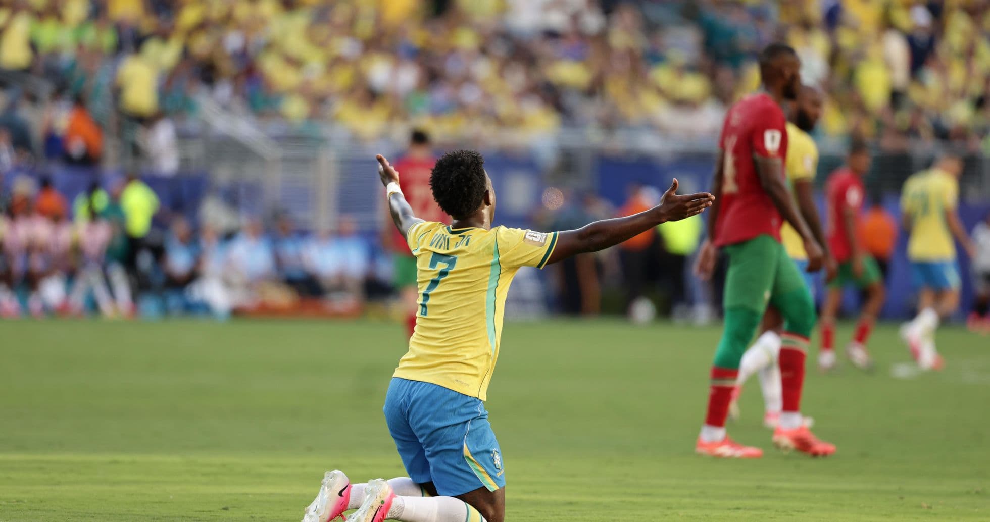 Jugador brasileño en acción durante el partido