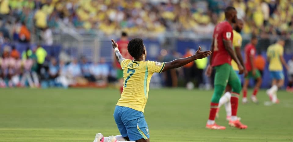 Jugador brasileño en acción durante el partido