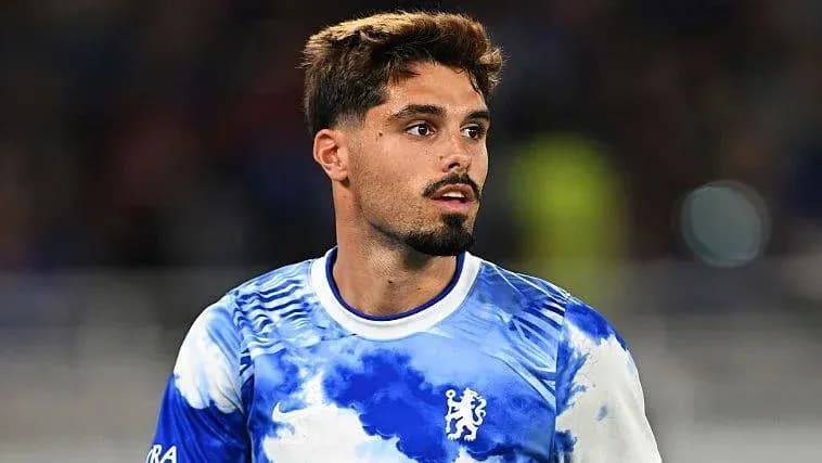 Jugador con camiseta del Chelsea en el campo