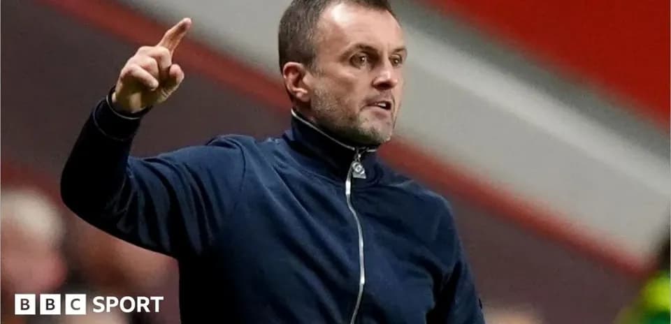 Entrenador señalando durante un partido de fútbol