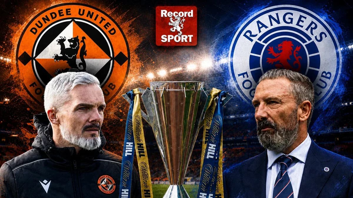 Entrenadores de Dundee United y Rangers con trofeo