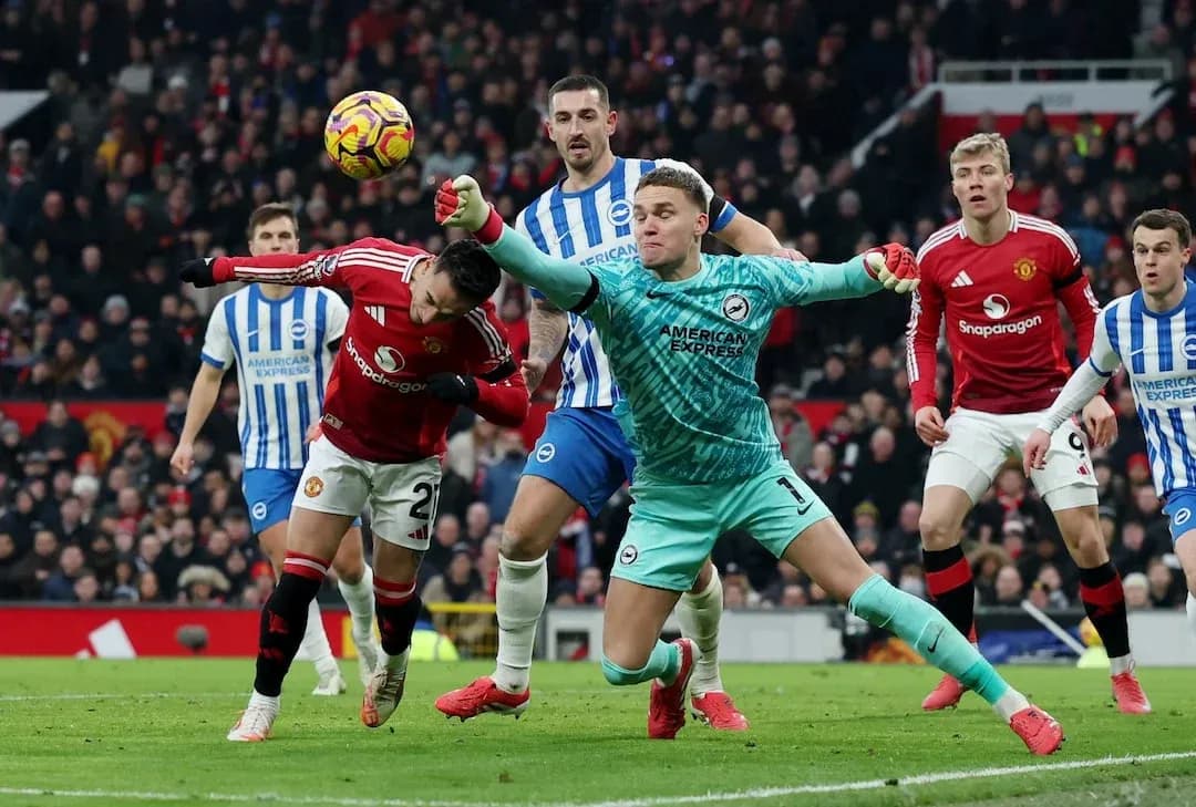 Portero de Brighton deteniendo un tiro de Manchester United