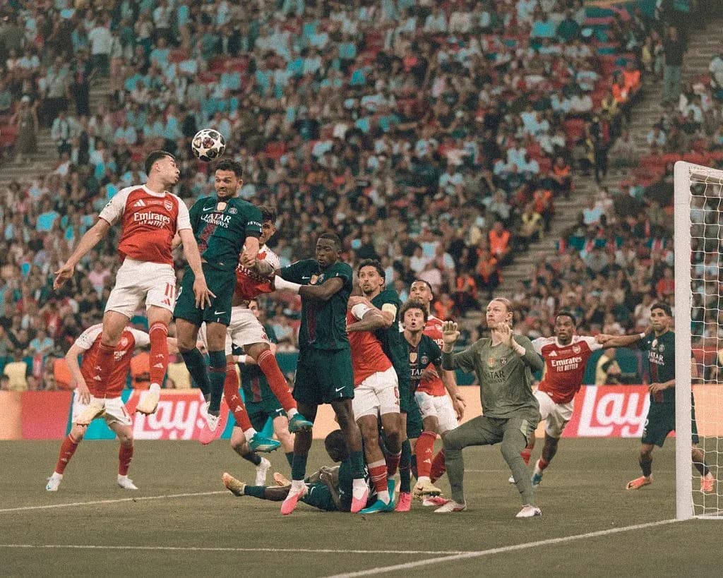 Jugadores luchando por el balón en el área