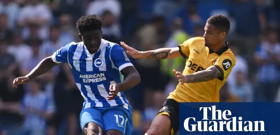 Jugador de Brighton esquivando a oponente de Wolverhampton