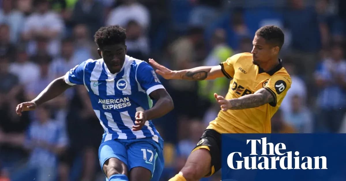 Jugador de Brighton esquivando a oponente de Wolverhampton