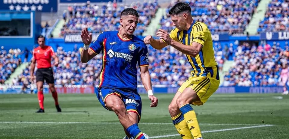 Jugador de Getafe luchando por el balón