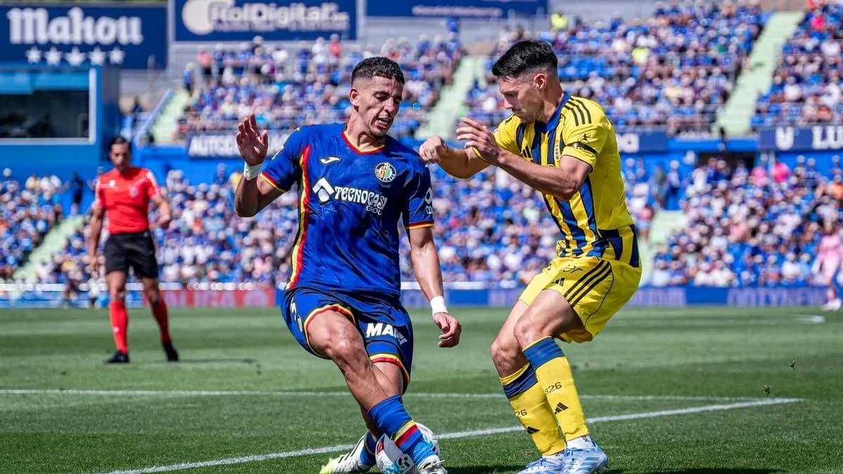 Jugador de Getafe luchando por el balón