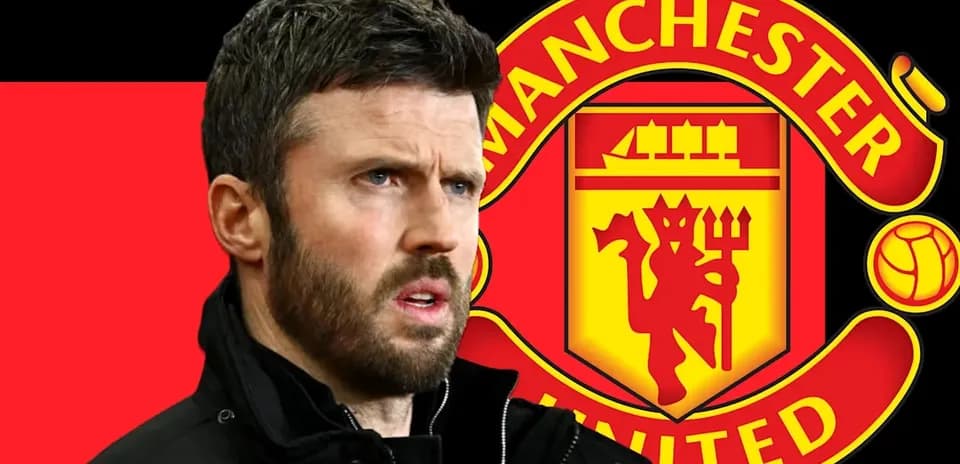Entrenador frente al escudo de Manchester United