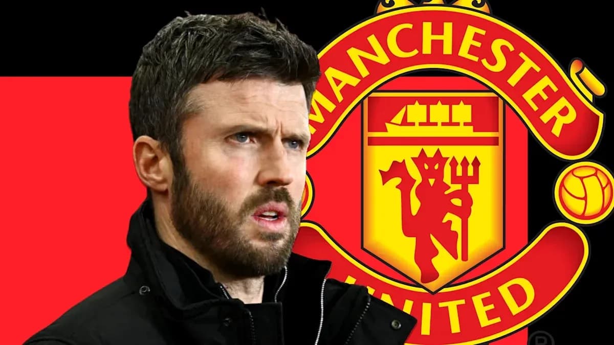 Entrenador frente al escudo de Manchester United