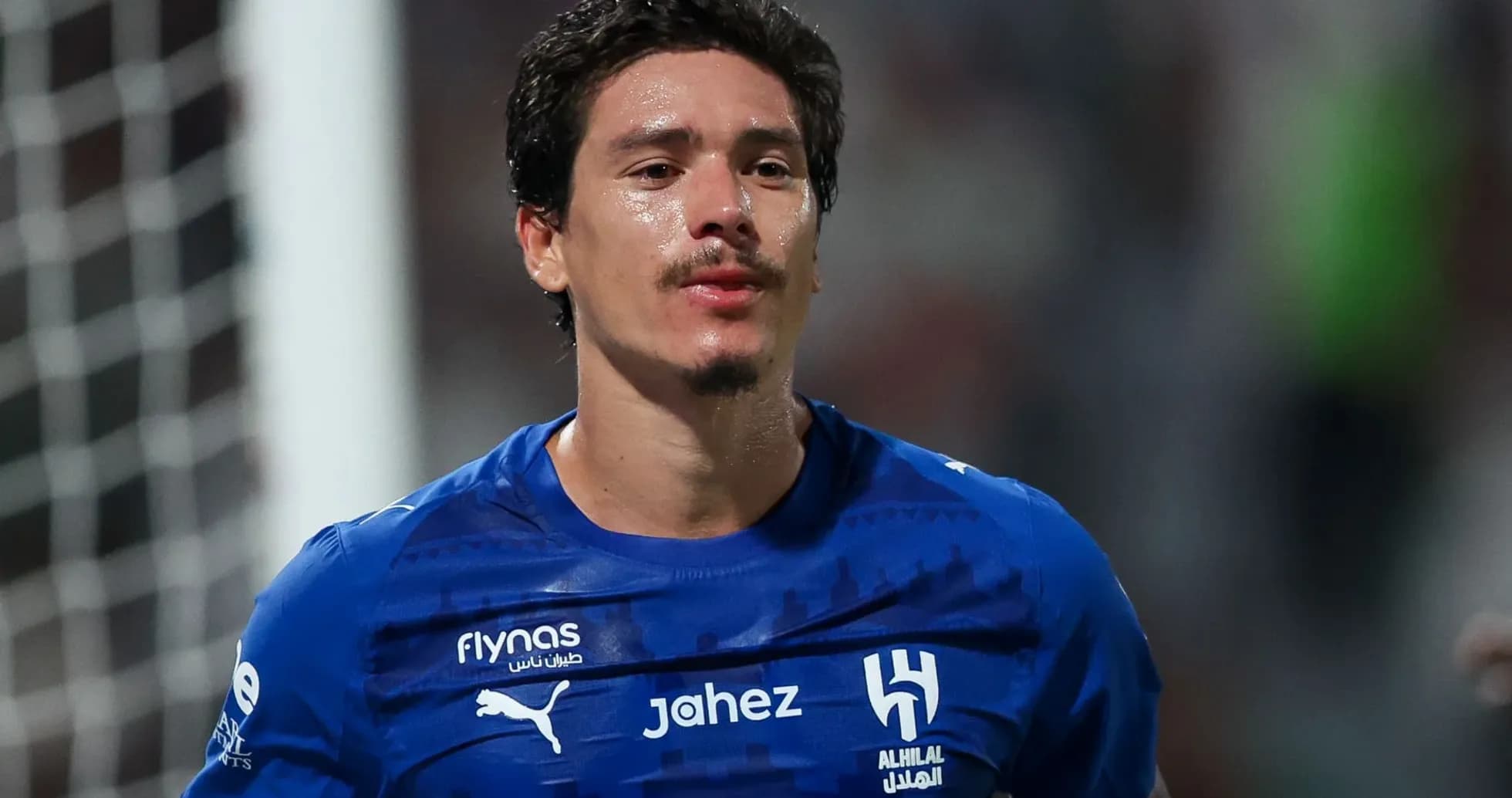 Jugador de Al Hilal en uniforme azul durante partido